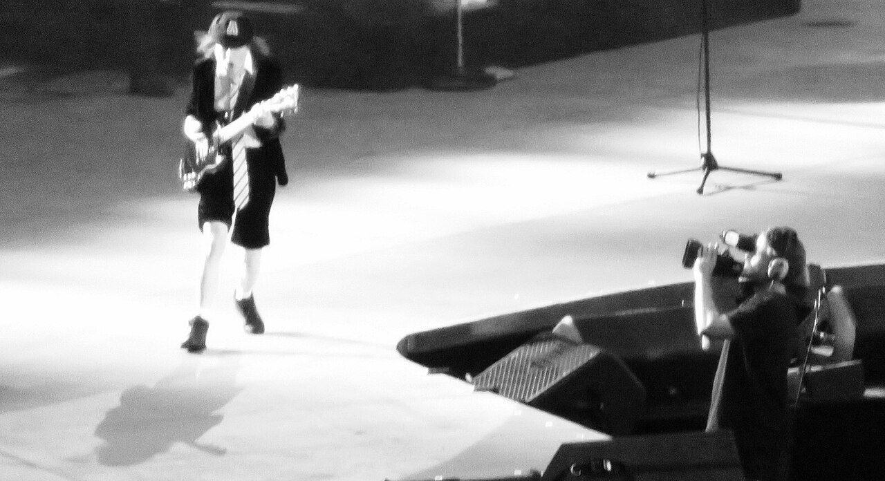 AC/DC: o nome que veio de uma máquina de costura