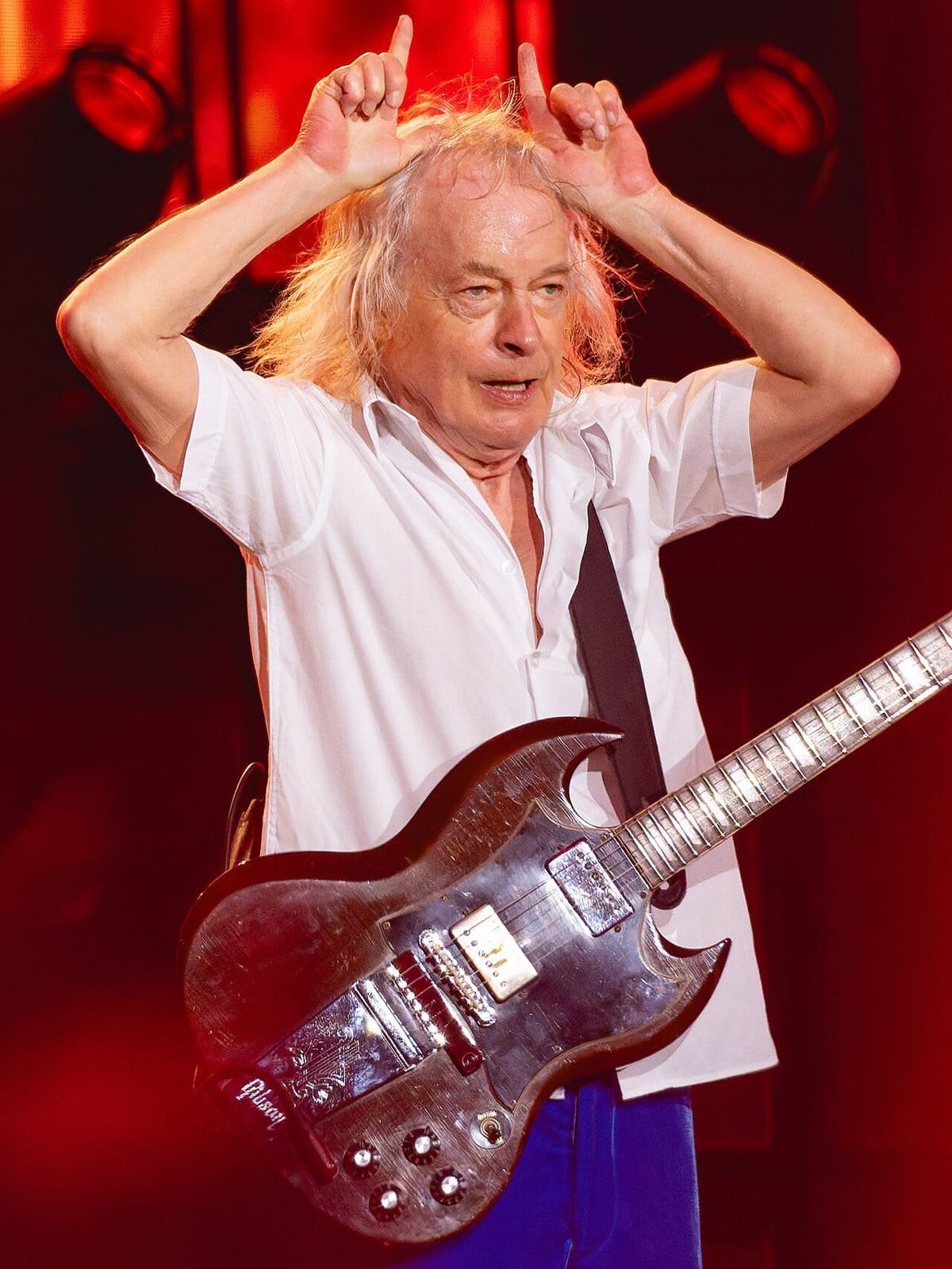 Antes do uniforme de colegial, Angus Young já foi Homem-Aranha e gorila no palco