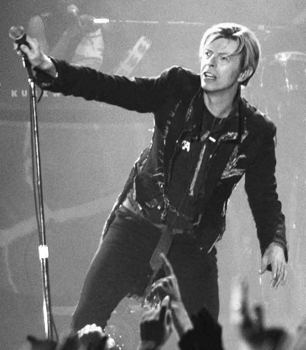 O olhar hipnótico de David Bowie veio de um soco na adolescência
