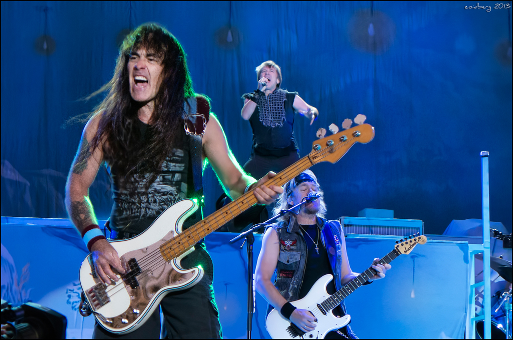 O vocalista do Iron Maiden pilota o próprio avião da turnê