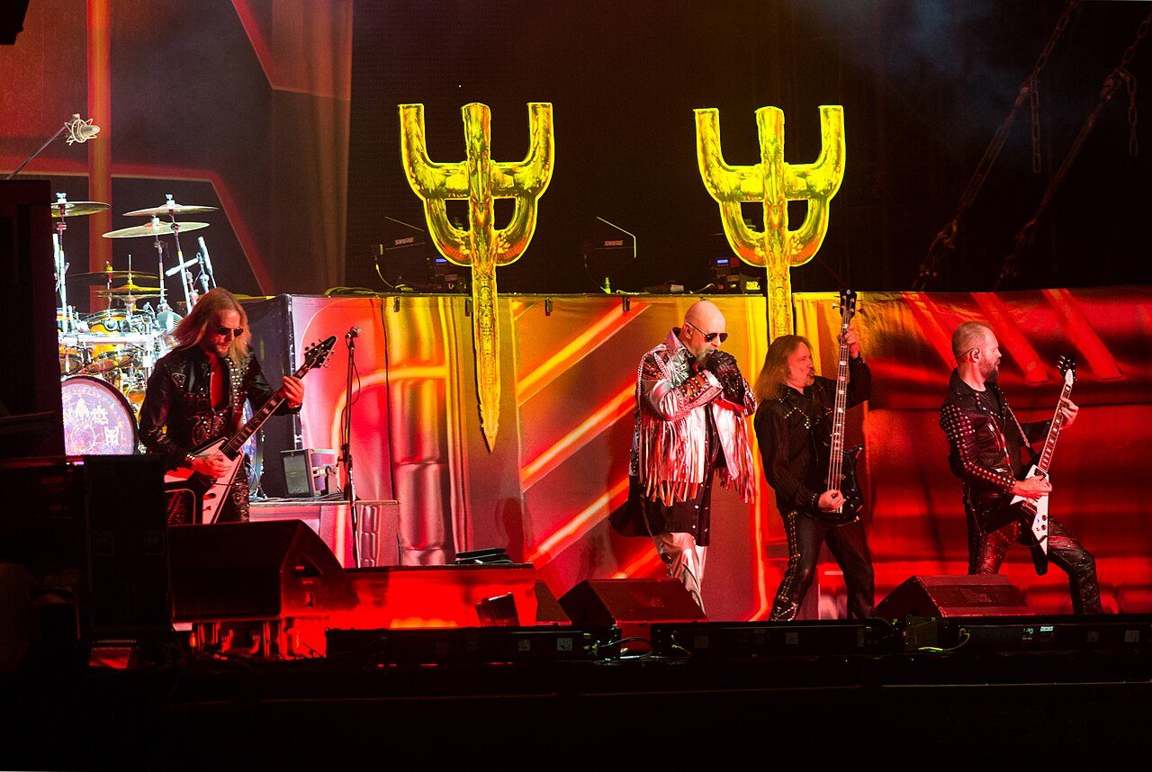 Quando o Judas Priest precisou tocar uma música ao contrário diante de um juiz