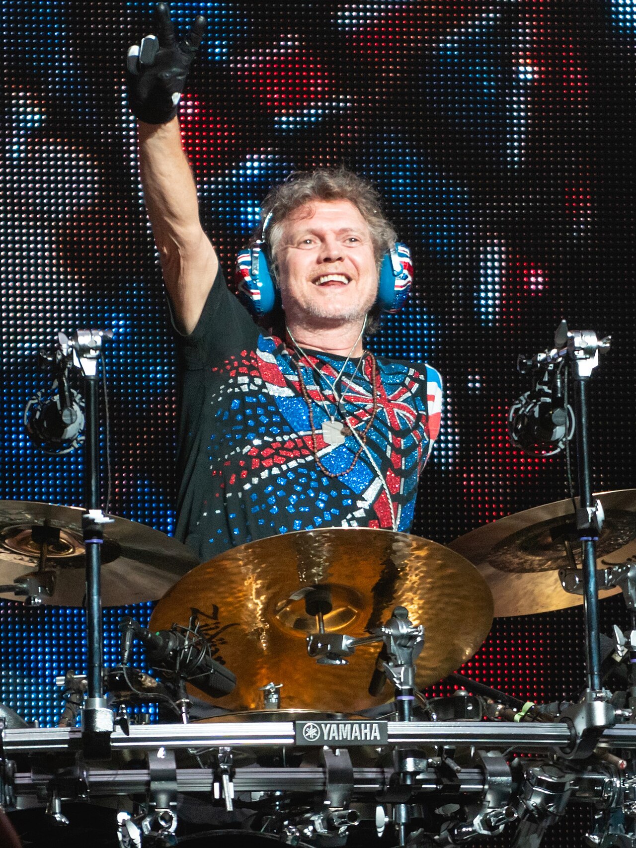 O baterista do Def Leppard que voltou a tocar com um braço só