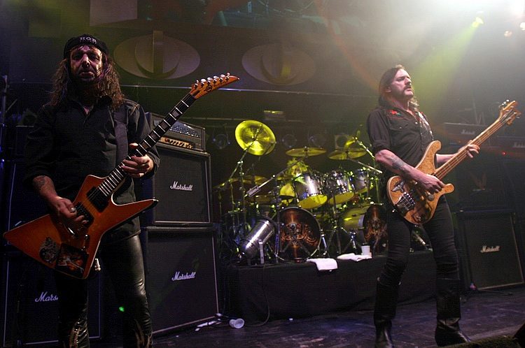 Os dois pontinhos do Motörhead não significam nada (e é de propósito)