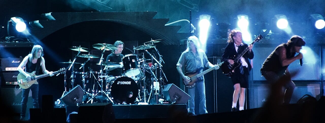 Neste dia no rock: há 46 anos, o AC/DC transformava luto em 'Back in Black'