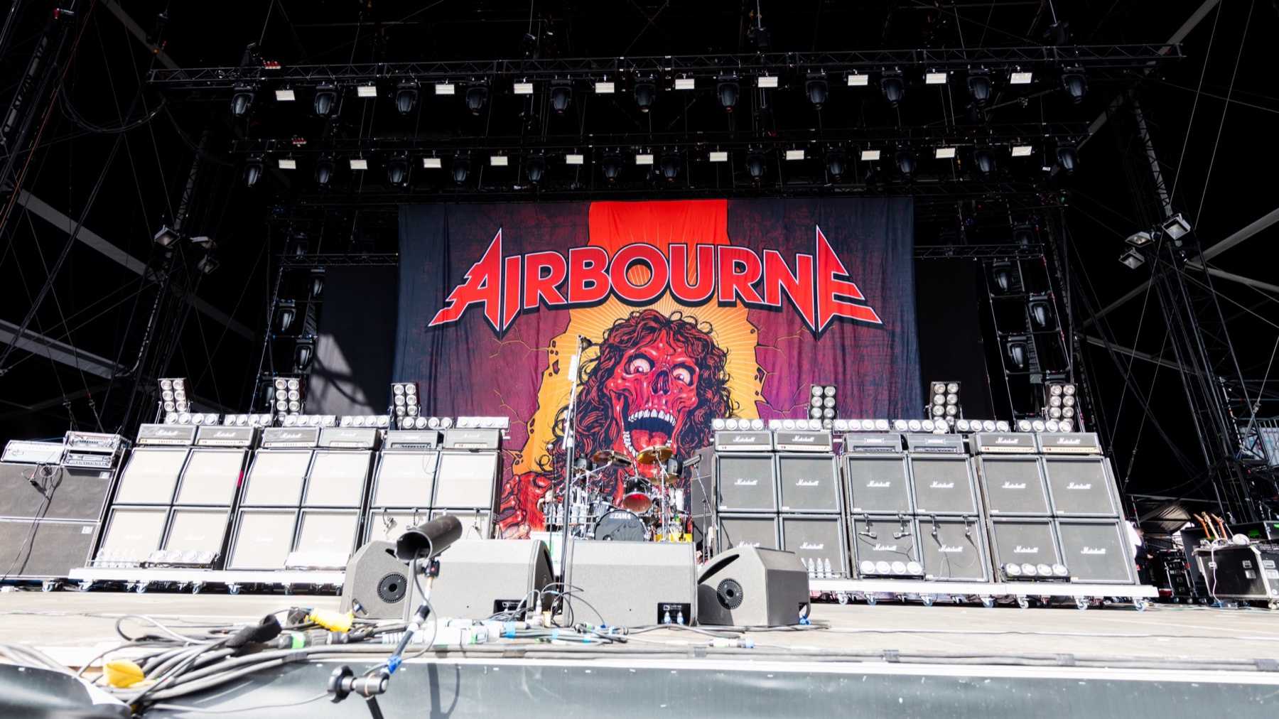 Airbourne lança álbum autointitulado e encerra disco em homenagem a lendas do rock