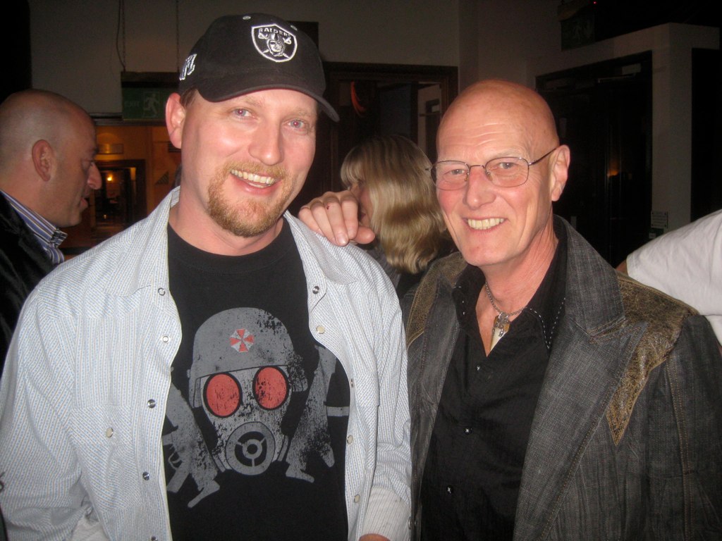 Chris Slade, ex-AC/DC, se aposenta da bateria aos 79 anos