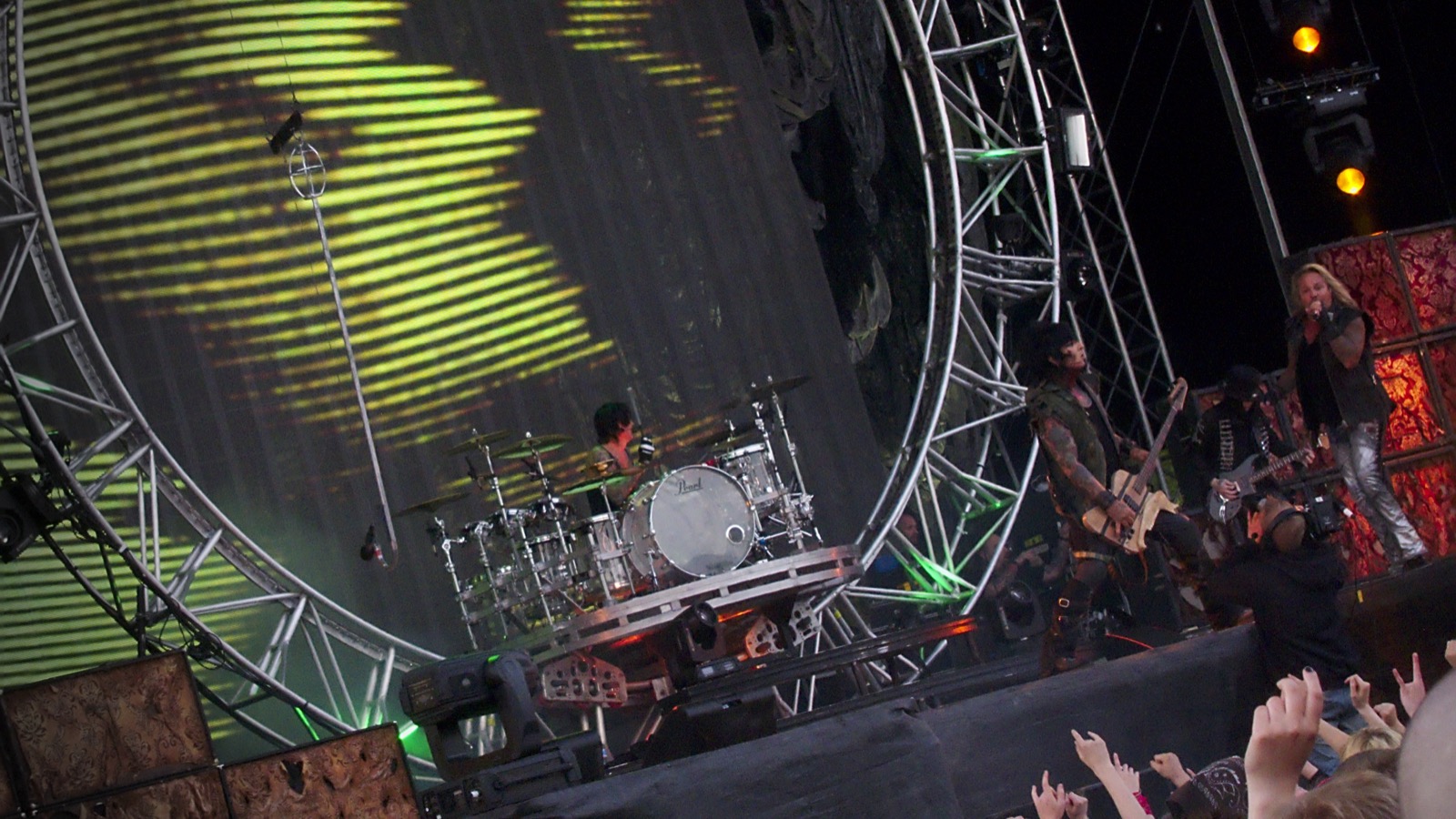 Mötley Crüe celebra 45 anos de 'Too Fast for Love' com caixa e demo inédita