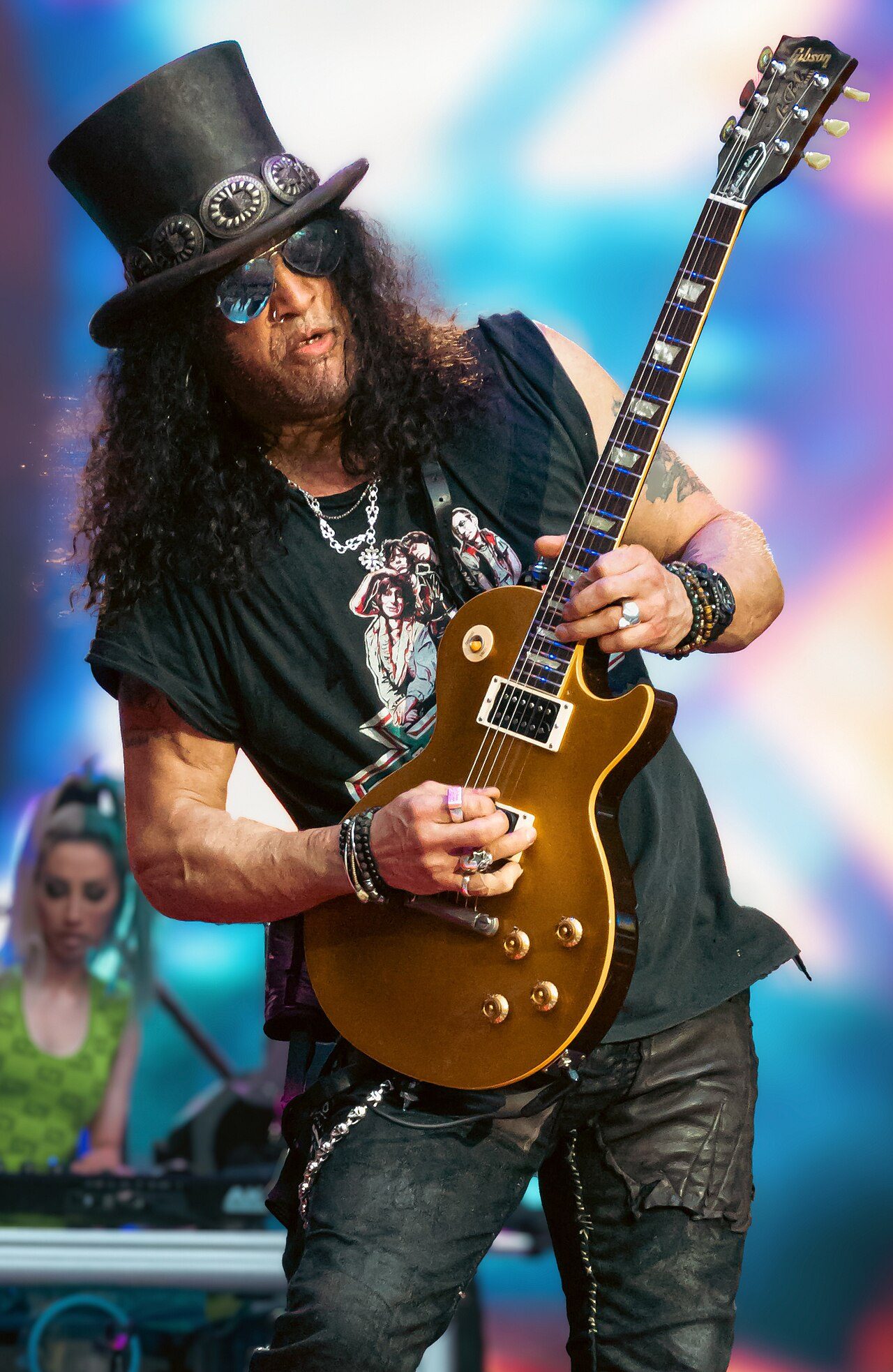 Neste dia no rock: Slash, o guitarrista da cartola, completa 61 anos