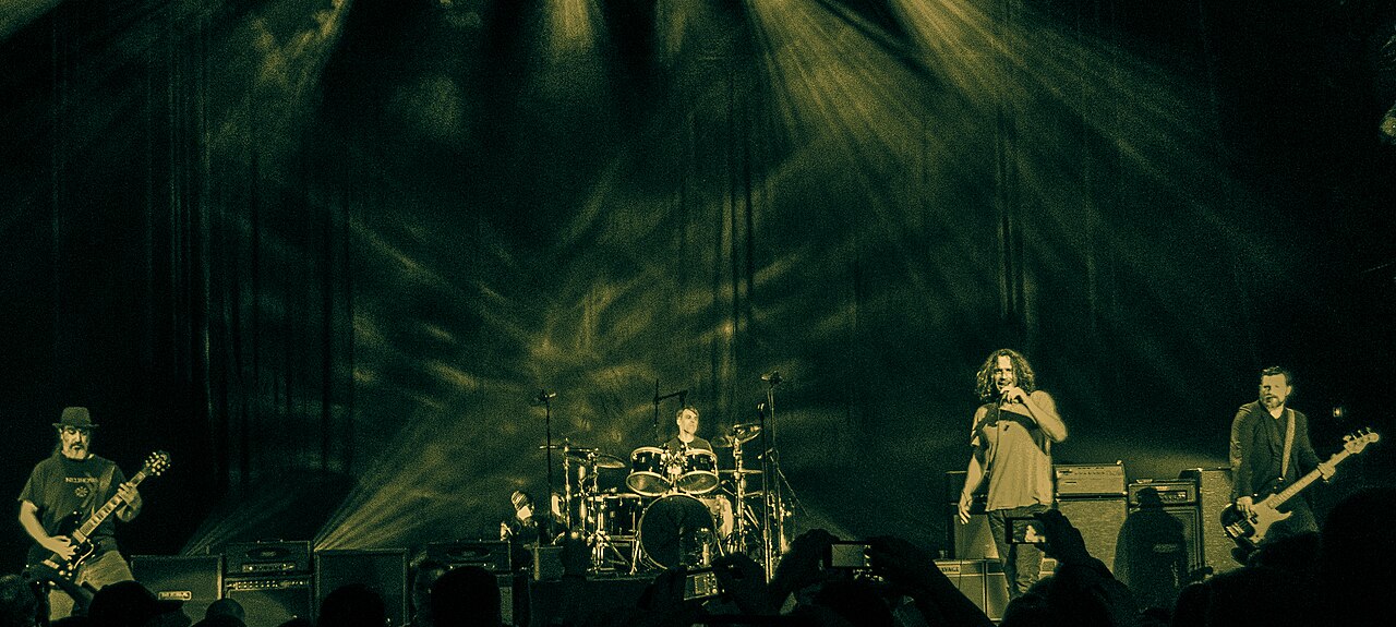 Soundgarden volta ao palco com Taylor Momsen e Mike McCready em jogo da NFL