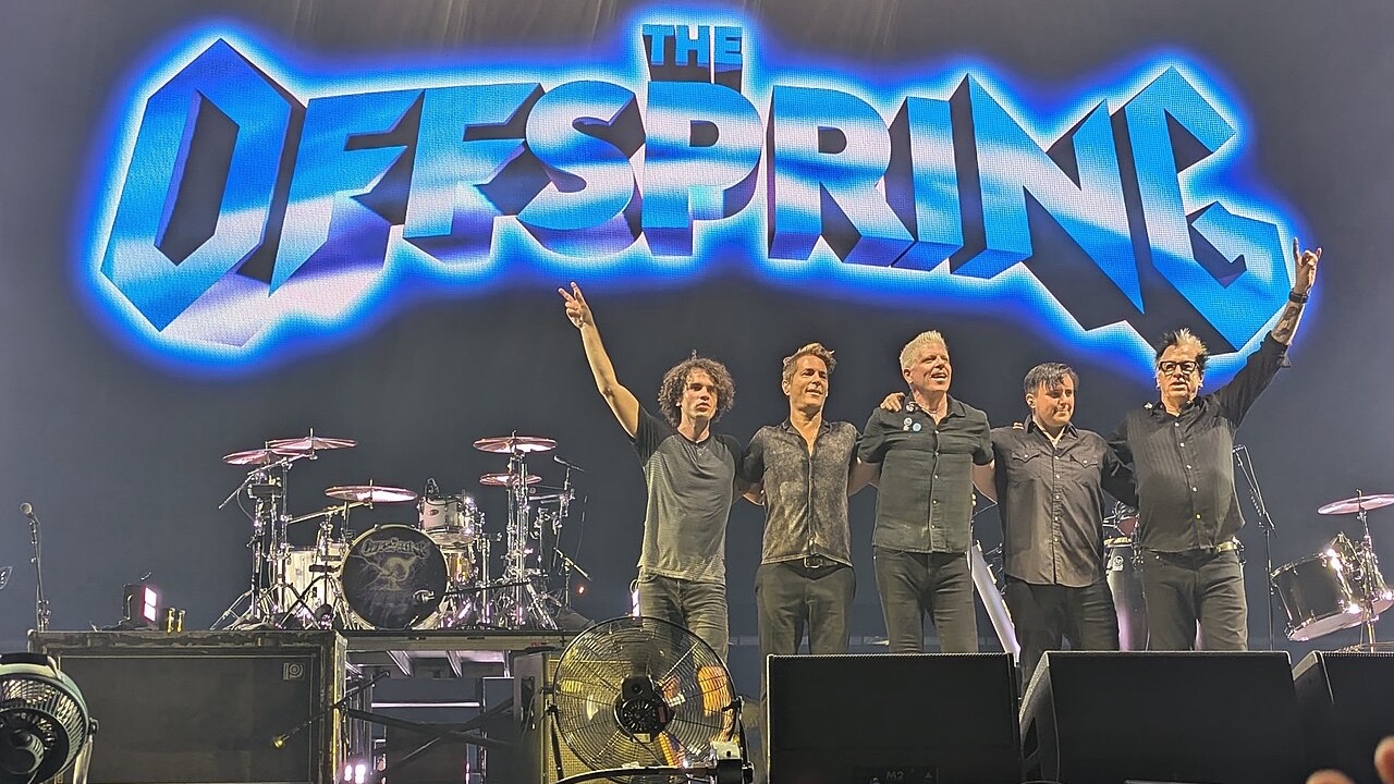 A abertura de 'Pretty Fly' veio de um clássico do Def Leppard