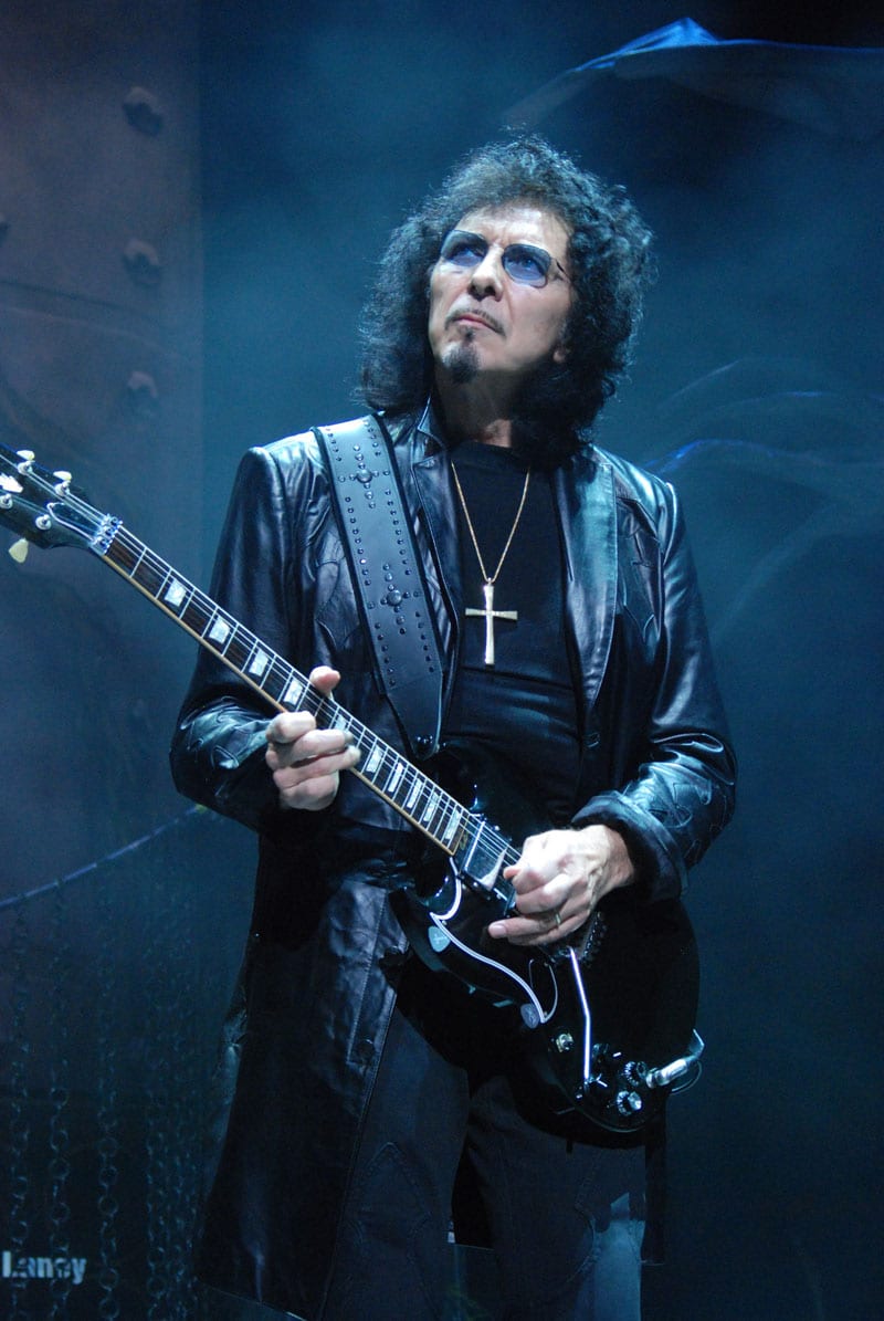 Tony Iommi volta com disco solo depois de 21 anos e libera o single 'World Alone'